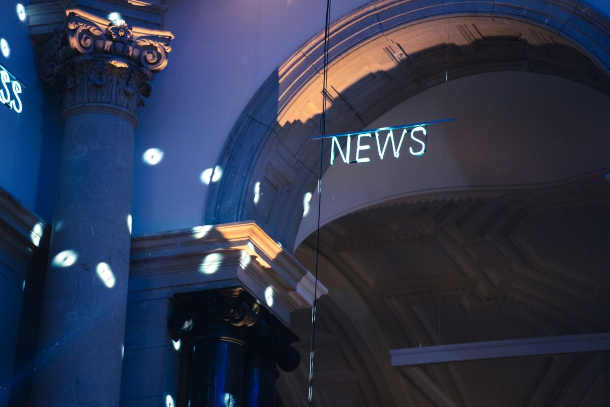 キャスターの仕事やニュース番組での役割や求められるスキルを解説した記事のアイキャッチ画像